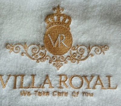 Khăn tắm logo thêu vàng kim