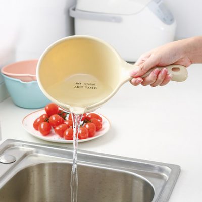 Sáng tạo nhựa nước muỗng nhà bếp nước xúc xắc xúc xắc dụng cụ nhà bếp em bé tắm tắm muỗng nước xúc xắc