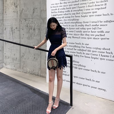 2019 phụ nữ mới thời trang hải quân ren xanh hòa tan nước Hepburn phong cách gợi cảm váy ngắn tay mùa thu