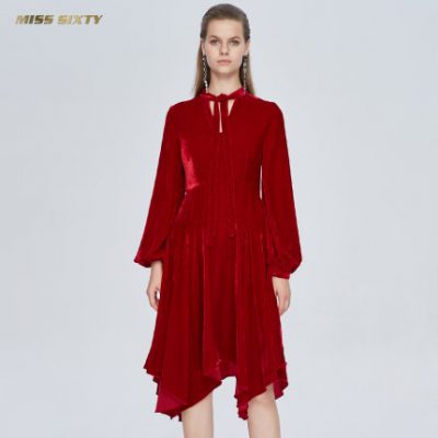Hoa hậu Sixty2019 nhung mới cổ chữ V màu đỏ không đều màu đỏ năm mới váy dài tay áo nữ