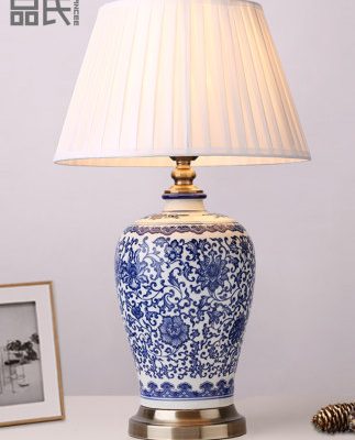 Màu xanh và trắng sứ sáng tạo đèn bàn gốm phòng ngủ đèn ngủ ở Jingdezhen Pinshi câu lạc bộ phong cách Trung Quốc khách sạn trang trí đèn bàn