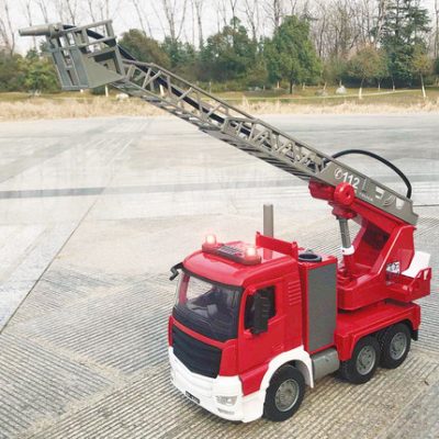 Xe cứu hỏa quá khổ phun nước nâng cậu bé cứu hộ cần cẩu mô hình xe trộn xi măng trẻ em đồ chơi