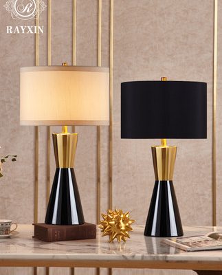 Ánh sáng sang trọng hậu hiện đại Mỹ đèn bàn trang trí phòng ngủ đèn ngủ phong cách châu Âu sáng tạo đơn giản ấm áp đám cưới gốm phòng khách