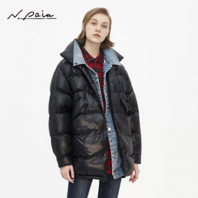 Trung tâm mua sắm với cùng thời trang mùa đông của Enpaiya giả hai chiếc áo khoác denim màu đen.
