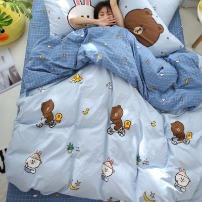 Gấu bông chải bông bốn mảnh hoạt hình bộ đồ giường bông hoạt hình kỳ nghỉ giải trí ba mảnh