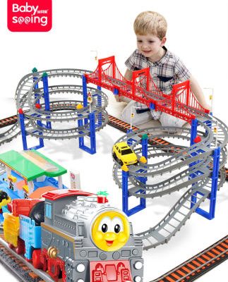 Đào tạo đồ chơi theo dõi cậu bé rung động với cùng một đoạn phiêu lưu mạo hiểm điện theo dõi xe đặt đồ chơi