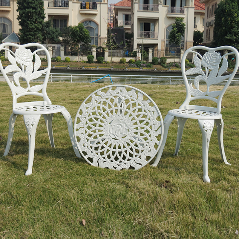 Hoa hồng thư giãn ngoài trời Bàn ghế nhôm đúc kiểu châu Âu ba mảnh ngoài trời sắt ngoài trời biệt thự sân vườn chống thấm bàn ghế ăn (1)