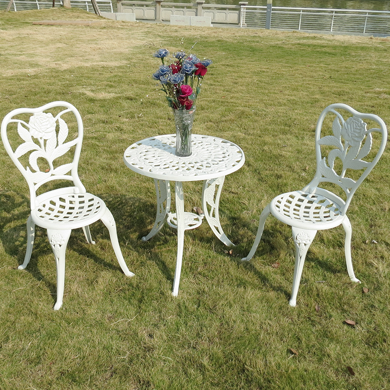 Hoa hồng thư giãn ngoài trời Bàn ghế nhôm đúc kiểu châu Âu ba mảnh ngoài trời sắt ngoài trời biệt thự sân vườn chống thấm bàn ghế ăn (3)