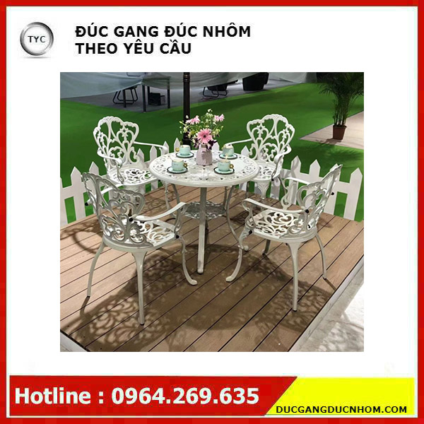 Ban-ghe-ban-cong-san-vuon.-Bo-ban-ghe-ngoai-troi-nhap-khau-1