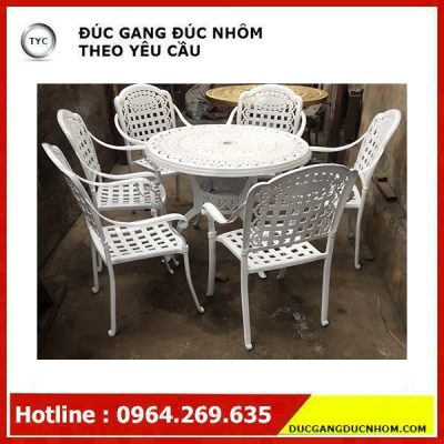 Bàn ghế sân vườn ca rô màu trắng