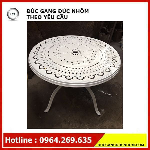 Ban-ghe-san-vuon-ca-ro-mau-trang-3