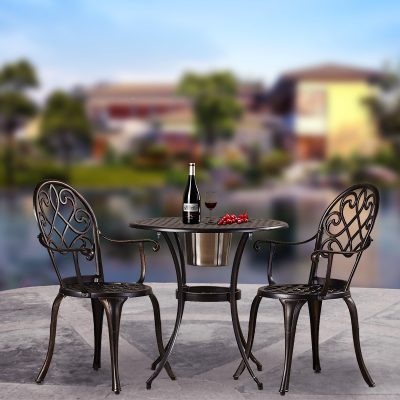 Bàn ghế nhôm đúc ngoài trời một bàn và hai ghế.