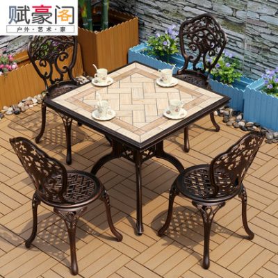 Bàn ghế nhôm đúc nhập khẩu.