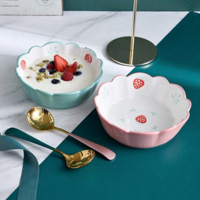 Bát dâu tây bằng gốm sứ , phong cách Bắc Âu.