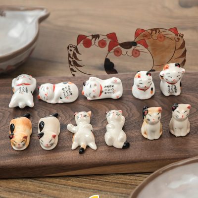 Những chú mèo gốm sứ dùng để kê đũa, mang phong cách Nhật Bản.