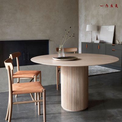 Bàn ăn bằng gỗ và đá phiến nhập khẩu.