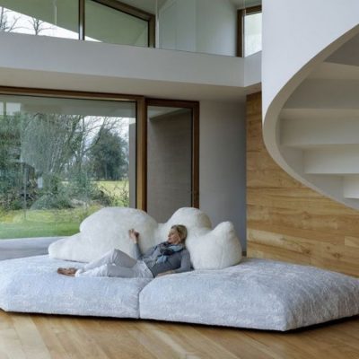 Ghế sofa kèm gấu trắng.