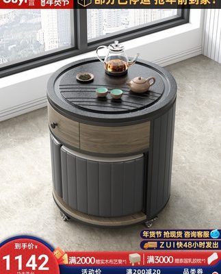 Bàn trà tròn nhỏ gọn.