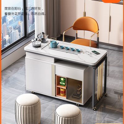 Bàn trà di động có bánh xe di chuyển dễ dàng.