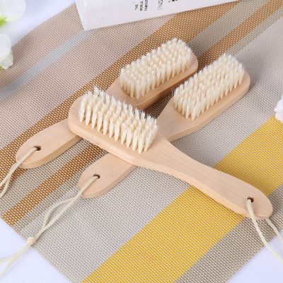 Bàn chải cán gỗ, dùng để vệ sinh cọ rửa.