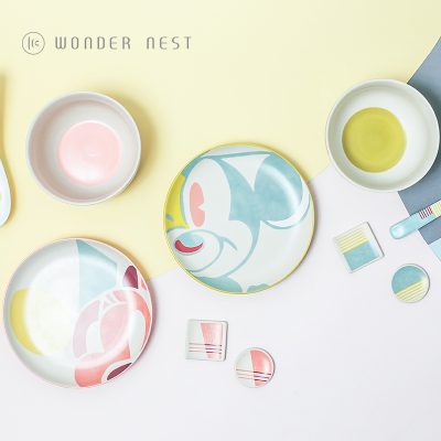 Bát đĩa hoạt hình Mickey làm bằng gốm sứ, màu sắc nổi bật bắt mắt.