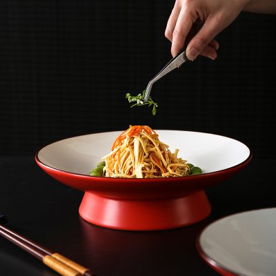 Đĩa đựng thức ăn tại nhà hàng , bữa tiệc ..