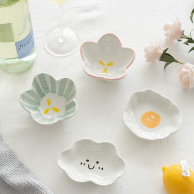 Bát nhỏ hình bông hoa bằng gốm sứ đựng gia vị, đồ ăn kèm.