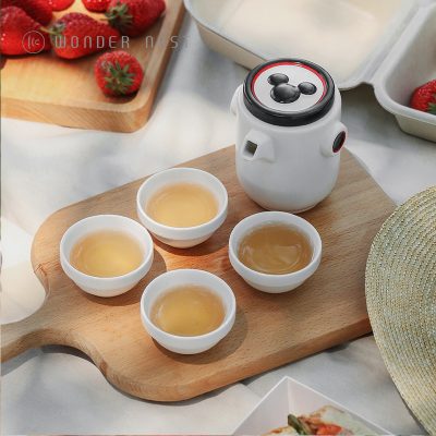 Bộ ấm chén bằng gốm sứ , nhỏ gọn dễ mang đi , họa tiết Disney Mickey trên nắp .