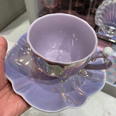 Bộ ấm trà hình dáng vỏ ngọc chai tinh tế.