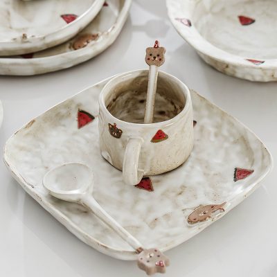 Đĩa sứ họa tiết hình dáng dưa hấu và gấu nhỏ.