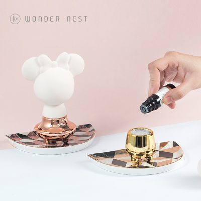 Bộ khuếch tán hương thơm bằng gốm sứ, hình Mickey , vừa dùng để trang trí vừa để tỏa hương cho căn phòng.