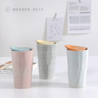 Cốc gốm sứ có nắp đậy , hình dáng màu sắc đa dạng.
