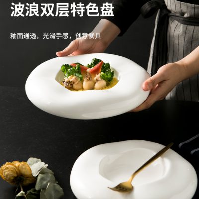 Đĩa gốm sứ hình dáng đầy đặn không đều , màu trắng tinh khiết.