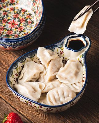 Đĩa bánh bao có ô đựng dấm , làm bằng gốm sứ.