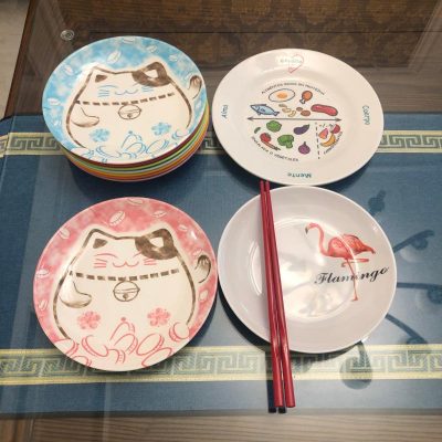 Đĩa gốm sứ họa tiết đa dạng.