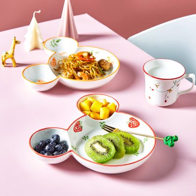 Đĩa gốm sứ hình chuột mickey dành cho trẻ em, họa tiết trái cây.