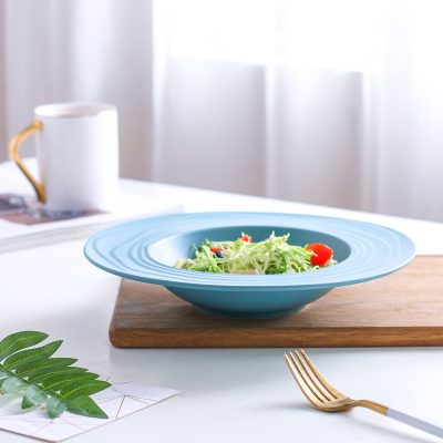 Đĩa hình chiếc mũ, đựng đồ ăn kiểu Tây, phong cách nhà hàng.