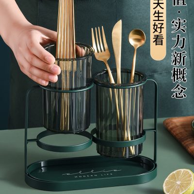 Rổ đũa sắt rèn nhẹ nhàng, sang trọng.