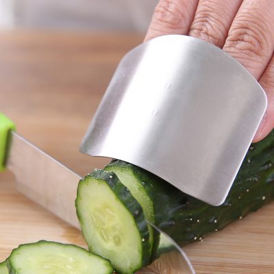 Dụng cụ bảo hộ khi dùng dao cho người mới bắt đầu.