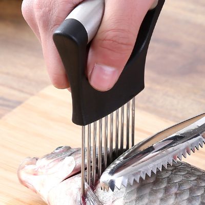 Dụng cụ cố định thức ăn để thái, cắt. Được làm bằng thép không gỉ. Nhỏ gọn, tiện lợi, sáng tạo.
