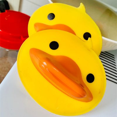 Găng tay cách nhiệt hình chú vịt dễ thương.