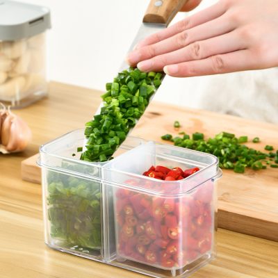 Hộp bảo quản thực phẩm đã làm sạch và thái nhỏ.