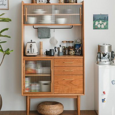 Kệ gỗ để bát đĩa, nồi niêu, xoong chảo, vật dụng nhà bếp. Phong cách vintage, đơn giản.