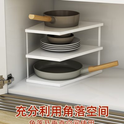 Kệ góc tam giác để vật dụng nhà bếp tiết kiệm diện tích.