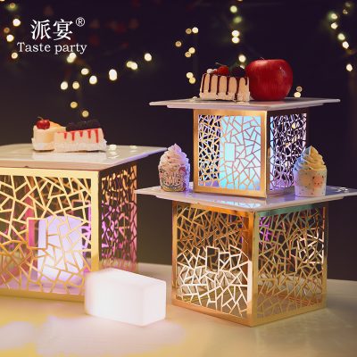 Khay để đồ uống, thức ăn nhẹ cho những bữa tiệc sang trọng, làm bằng thép không gỉ, có đèn màu phát sáng.