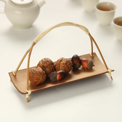Khay trà tre đựng đồ ăn nhẹ thưởng thức trà.
