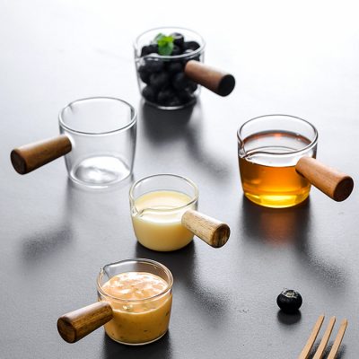 Ly thủy tinh có tay cầm bằng gỗ, nhỏ xinh, sang trọng, lịch sự . Phong cách Nhật Bản.