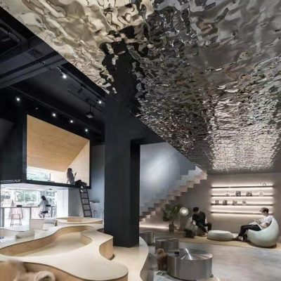 Tấm gương ốp trần, ốp tường. Hình thù lồi lõm, lạ mắt. Làm bằng thép không gỉ.