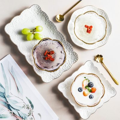 Tô bằng thủy tinh trong suốt hình dáng bông hoa anh đào , sang trọng , tinh tế.