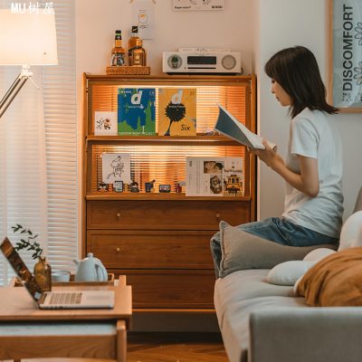 Tủ để sách bằng gỗ nguyên khối , phong cách Nhật Bản.